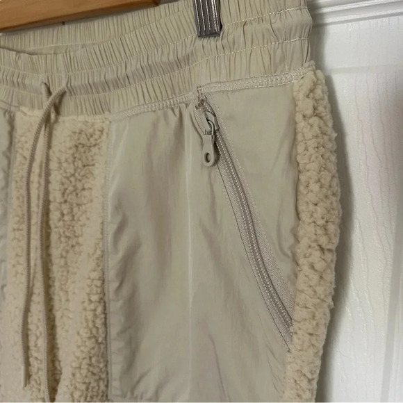 Aerie Offline Sherpa Cream Drawstring Sweat Pants Size Medium - Picture 3 of 12